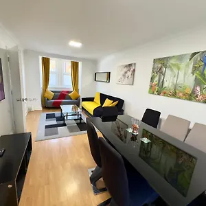 3 Bedrooms 3 Bathrooms Spacious House, Reception, Kitchen, Garden, Parking London